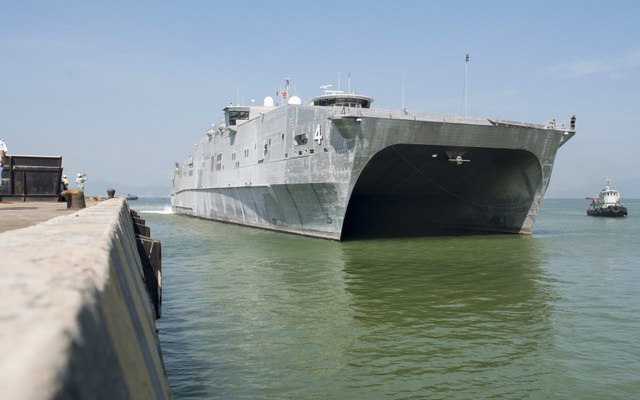 Tàu cao tốc Hải quân Mỹ cập cảng Đà Nẵng