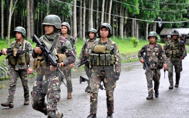 Philippinnes nã tên lửa vào các vị trí của phiến quân ở Marawi