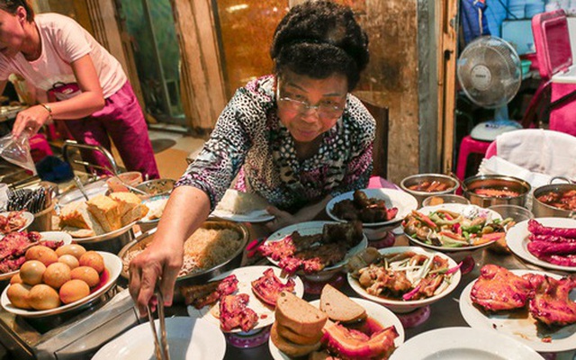 Gần 100.000 đồng/đĩa nhưng cơm tấm bà Bảy “lưỡi lam” 30 năm vẫn hút khách Sài Gòn mỗi đêm