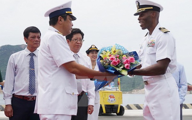 Tàu tuần duyên Mỹ cập cảnh Cam Ranh tham gia giao lưu hải quân