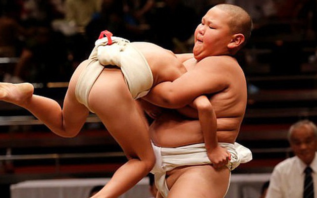 Xem trẻ em Nhật đấu võ sumo rèn tính can đảm