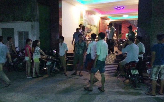 Cầm cốc đập vào đầu đối thủ tại quán karaoke, bị đâm chết