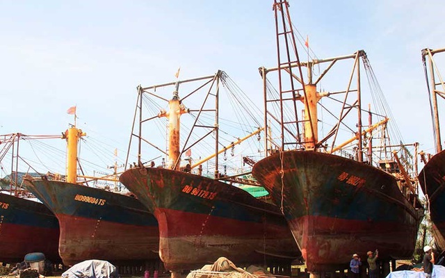 Buộc thay vỏ tàu thép cho ngư dân Bình Định