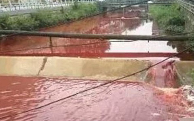 Dòng sông ở Trung Quốc chuyển màu máu như trong phim kinh dị