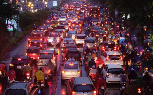 Chùm ảnh: Ảnh hưởng của bão số 10, người Hà Nội vội vã về nhà trong cơn mưa lớn
