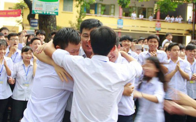 Thêm 1 chuyện "Sống tử tế được gì?": Thầy Hiệu trưởng chuyển công tác, hàng trăm HS ở Ninh Bình xếp hàng khóc