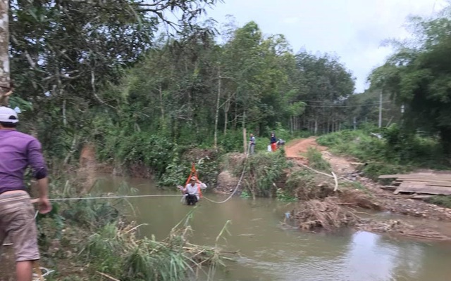 Lũ quét cuốn sập cầu, học sinh qua sông bằng lồng sắt