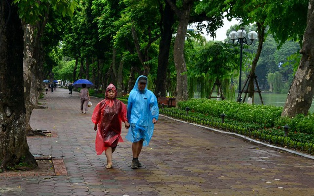 Người Hà Nội co ro trong gió lạnh đầu mùa