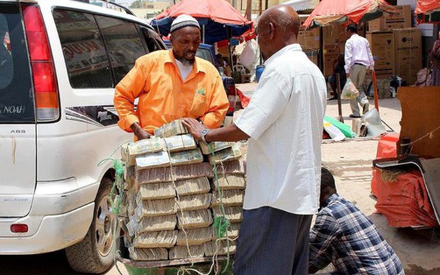 Quốc gia nghèo chẳng có gì ngoài tiền, đi chợ mua rau cũng phải mang cả bao tải, chất tiền thành đống