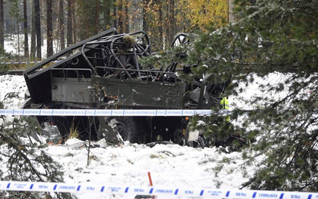 Tàu hỏa đâm xe quân sự làm 11 người thương vong tại Phần Lan