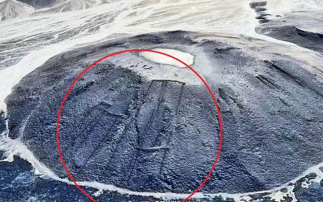 Những 'cánh cửa cổ đại' bí ẩn bên núi lửa tại Saudi Arabia