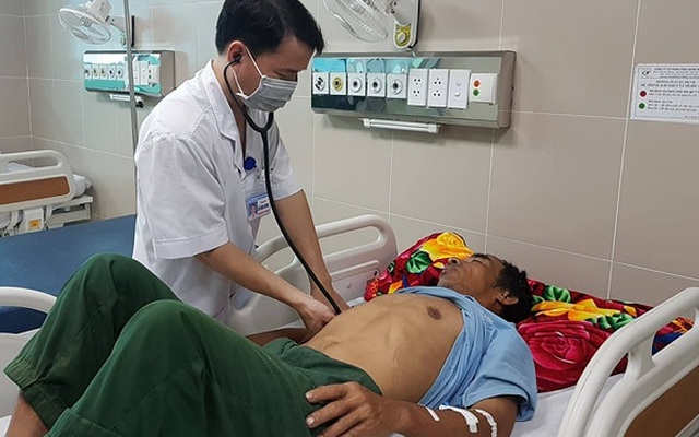 Thái Bình: 7 người nhập viện cấp cứu có biểu hiện ngộ độc rượu