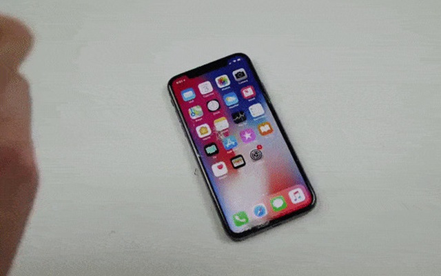 Thả rơi thôi là chưa đủ, anh chàng này còn dùng búa đập, dùng dao đâm nát chiếc iPhone X đắt tiền