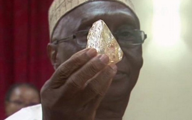 Tìm thấy viên kim cương khổng lồ 476 carat tại Sierra Leone