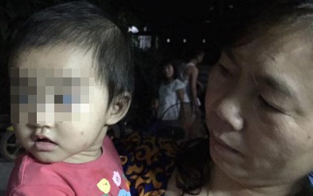 Thương xót bé gái 10 tháng tuổi bị bỏ rơi trước cửa nhà người dân với ít quần áo, sữa