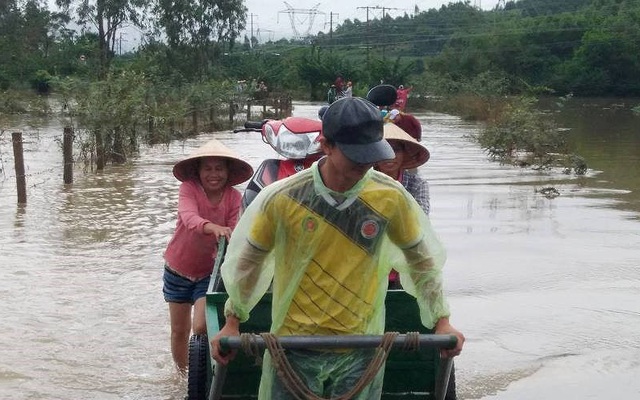 Chở xe qua đoạn lũ kiếm tiền triệu