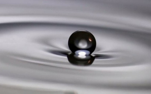 Đã có lời lý giải tại sao một hạt nước lại có thể lăn trên mặt nước mà không hòa vào nhau