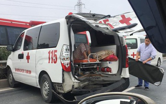 Xe cứu thương gặp tai nạn liên hoàn, bệnh nhân được xe cấp cứu khác tới đưa vào viện