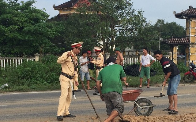 Cảnh sát bắt xe tải đổ chất thải xuống đường