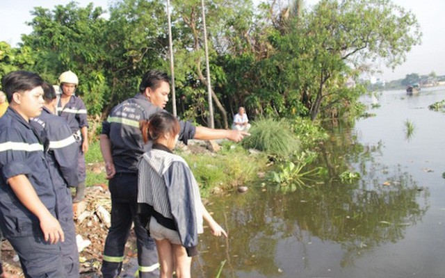 Hai nữ sinh lớp 8 dắt tay nhau đi xuống sông rồi chìm dần mất tích