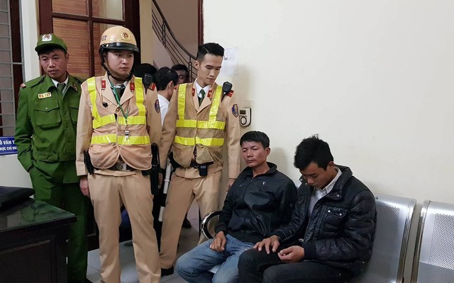 Hà Nội: CSGT chạy bộ gần 1km truy đuổi hai tên cướp