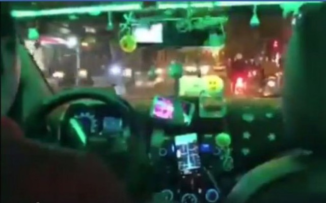 Tài xế Grab đáng yêu nhất ‘Vịnh Bắc Bộ’, cùng chiếc taxi đem không khí Noel đi khắp Sài Gòn