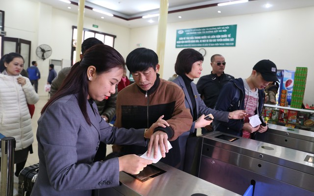 Hành khách bỡ ngỡ khi ga Hà Nội triển khai soát vé tự động