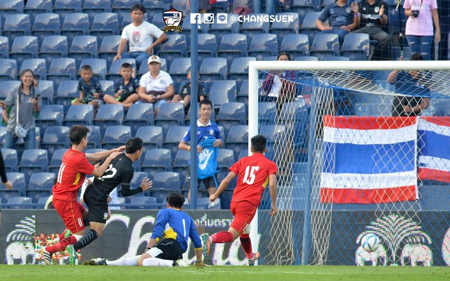 CLIP: U23 Việt Nam suýt "ôm hận" trước Thái Lan vì hậu vệ vung chân như Lukaku