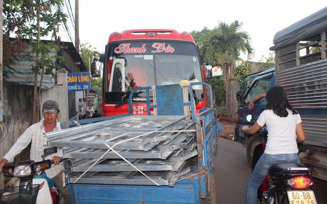 Xe né trạm BOT Biên Hòa, kẹt xe kinh khủng trong đường làng