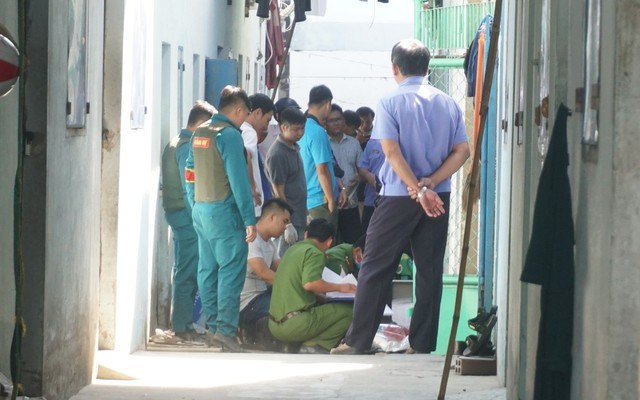 Hàng trăm người kéo đến theo dõi công an khám xét phòng trọ nghi can vụ đầu người trong thùng rác