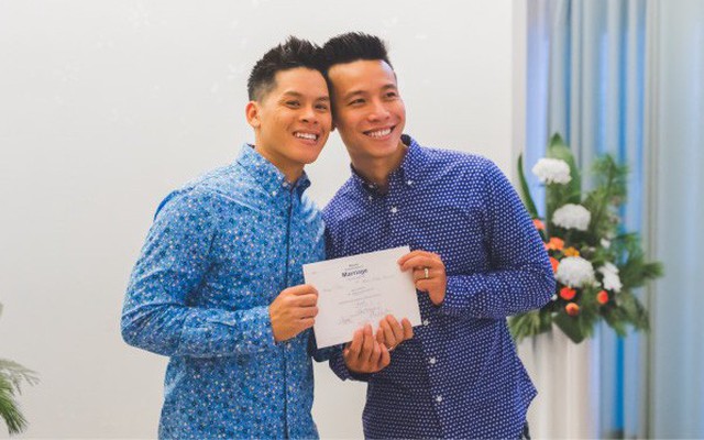 Sau 8 năm bên nhau, John Huy Trần và bạn trai chính thức đăng ký kết hôn tại Canada