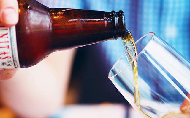 Nghiên cứu mới: Uống chỉ 1 cốc bia mỗi ngày làm tăng nguy cơ mắc bệnh ung thư
