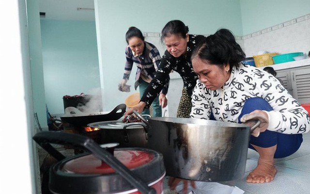 Chùm ảnh: Bữa cơm tập thể ở nhà trú bão lần đầu tiên trong đời bà con ven biển Xứ Dừa
