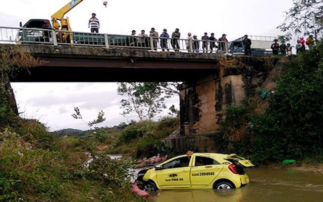 Taxi rơi xuống cầu, 4 người nhập viện