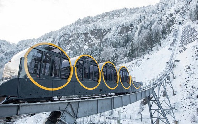 Tuyến đường sắt dốc nhất thế giới vừa được mở tại Thụy Sỹ, cao 1300 mét so với mực nước biển, độ dốc 110%