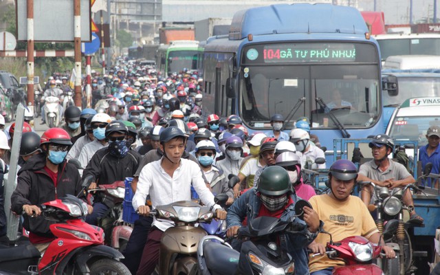 Kẹt xe kinh hoàng từ sáng đến hơn 12h trưa ở xa lộ Hà Nội