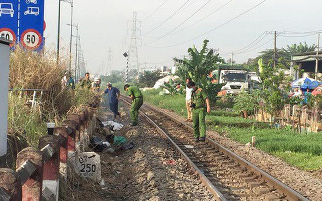 TP.HCM: Bỏ lại xe máy, người phụ nữ leo qua rào chắn lao đầu vào xe lửa tử vong