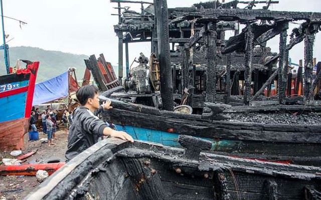 Thuyền trưởng suýt bị thiêu khi cứu tàu cháy ở Quảng Ngãi