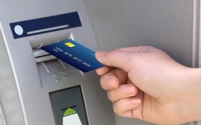 Khách hàng mất 129 triệu đồng trong tài khoản dù ngân hàng đang giữ thẻ ATM