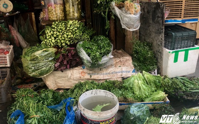 Rau tại Hà Nội tăng giá hơn 2 lần sau mưa lũ
