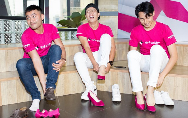 Lần đầu tiên Rocker Nguyễn mặc áo hồng, mang giày cao gót