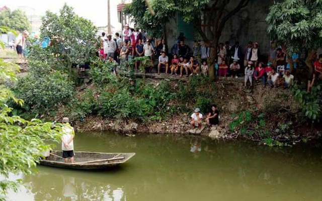 Hà Nam: Dừng xe quá gần đường sắt, mẹ và con gái bị tàu đâm tử vong