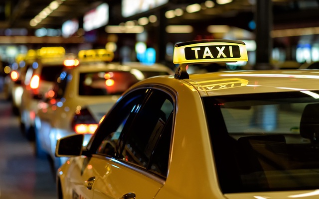 Mạnh mẽ cầu hôn bạn trai bằng 900 chiếc taxi, cô gái đã nhận được cái gật đầu đồng ý