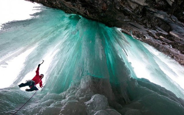 Những thác nước đóng băng đẹp hiếm thấy trên thế giới