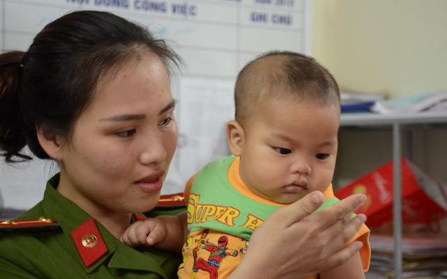 Vụ bé trai bị bỏ rơi được thiếu úy công an cho bú: Muốn nhận con phải làm xét nghiệm ADN