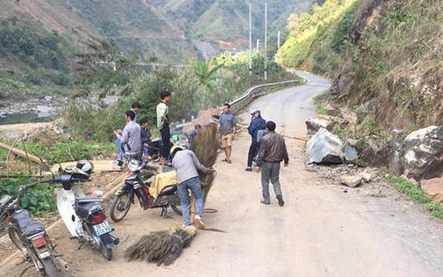 Sơn La: Dân sửa đường rồi tự ý lập chốt thu phí xe máy, ô tô