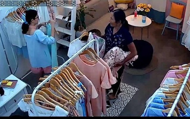 Người phụ nữ tâm thần trộm quần áo ở shop rồi mang ra vỉa hè bán