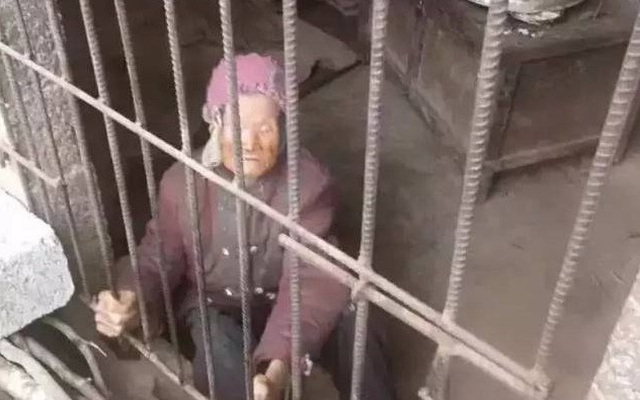Phẫn nộ cụ già 92 tuổi bị con nhốt trong căn phòng như chuồng lợn