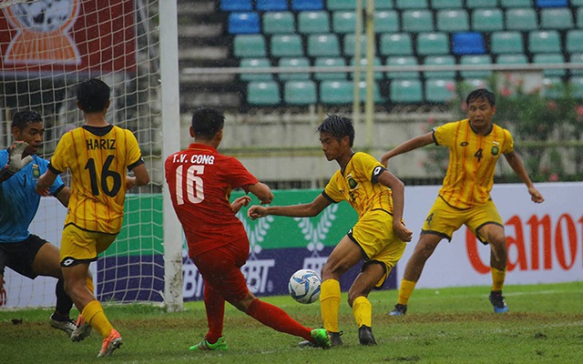 Sao trẻ HAGL sút phạt không tưởng, U18 Việt Nam đoạt ngôi đầu bảng từ tay Indonesia