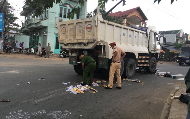 Bình Dương: Người dân nâng bánh xe ben, đưa thi thể người phụ nữ dưới gầm ra ngoài